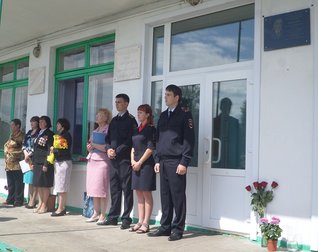 Фото с сайта: https://veteranbelovo.ru/news/otkryta-memorialnaya-doska-pogibshemu-sotrudniku-policii.html